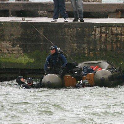 Водолази на гражданска защита и военни претърсват метър по метър дъното при Варна