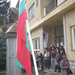 Венци пред паметника на Васил Левски в Босилеград