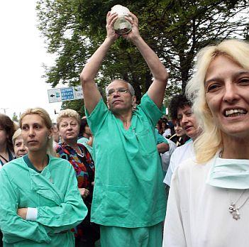 Протестиращи лекари от  Пирогов  преградиха движението към Института