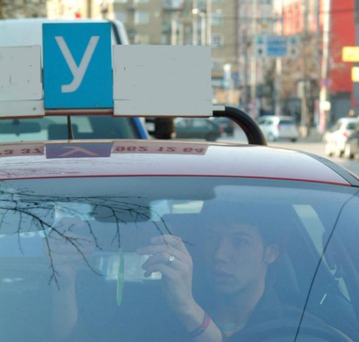 В момента кандидат-шофьорите пологат изпит на български или на английски език