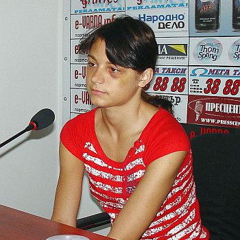 Седмокласничката Алесандра Киркова говори пред журналисти за побоя над нея