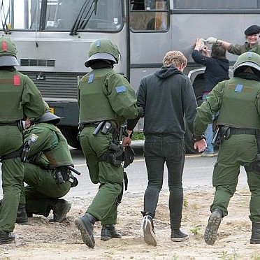 Полицаи вардят летището в Рощок от антиглобалисти