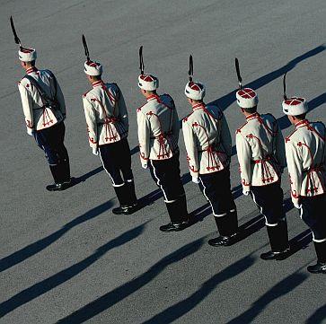 Български гвардейци репетират за церемонията по посрещането на президента Буш