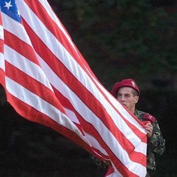 Български войник издига американския флаг за церемонията по посрещането на президента Джордж Буш