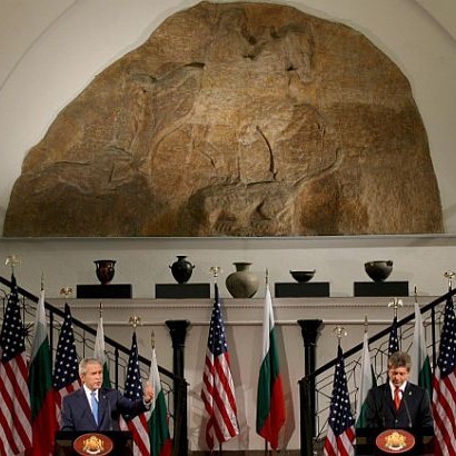 Двамата президенти Буш и Първанов отговарят на въпроси в НИМ под барелефа на Мадарския конник