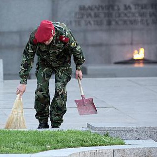 Войник усилиено чисти преди церемонията