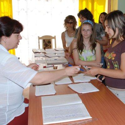 Раздават удостоверенията на кандидат-гимназистите за изпитите