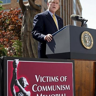 Буш на церемония за откриване на  Паметника на жертвите на комунизма  във Вашингтон