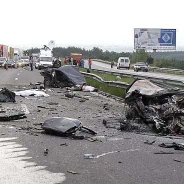 При удара BMW-то се е разцепило на две