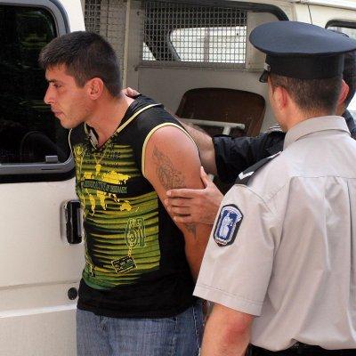 Полицаи водят в съда Живко Желязков - един от обирджиите на варненския златар от 12 юни