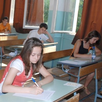 Кандидат-гимназисти от Хасково на изпита по български и литература