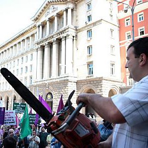 Служители от  Горско стопанство  протестират пред МС