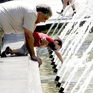 Дядо охлажда внучето си във фонтана на НДК