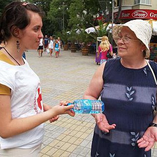 Раздават минерална вода заради жегите във Варна