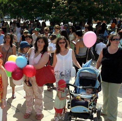 Майки във Варна протестират срещу липсата на места в яслите и детските градини