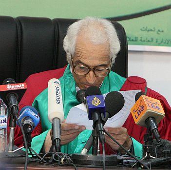 Съдията от Върховния съд на Либия чете решението на съда на 11 юли 2007 г.