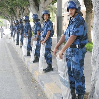 Кордон от полицаи пред сградата на Върховния съд на Либия в деня на СПИН делото