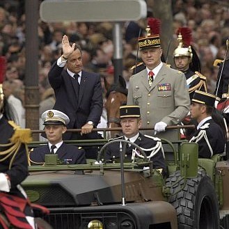 Саркози наруши традицията и слезе от колата да се ръкува с хората