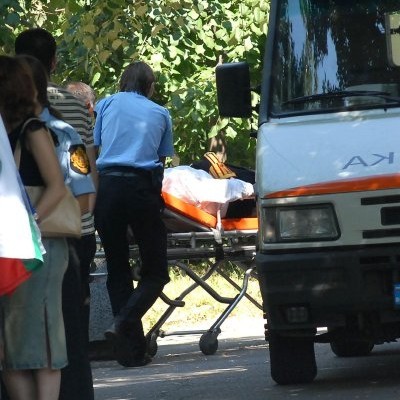 Линейка качва колабиралия мъж, преоблечен като четник