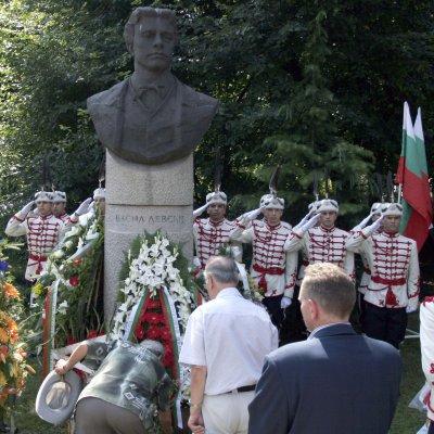 170-годишнината на Левски пред неговия бюст-паметник в Борисовата градина