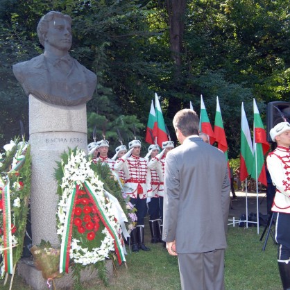 Президентът изслуша химна сам пред паметника на Левски