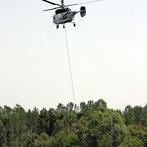 Хеликоптер гаси пожари в Старозагорско