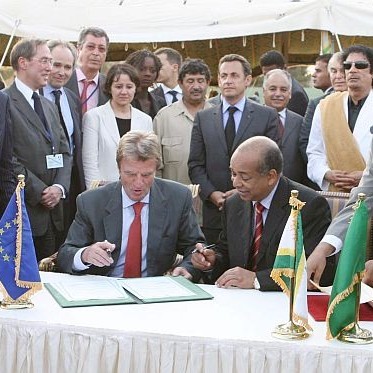 Външните министри на Франция и на Либия Кушнер и Шалкам подписват търговските споразумения