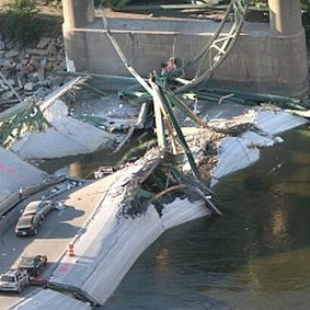 Падналият мост над река Мисисипи