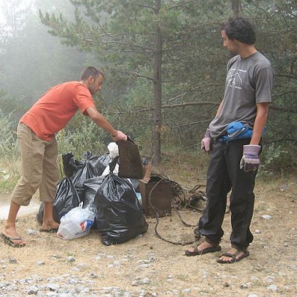 Кирчо и Митко събират боклуците около място за пикник до хижа  Яне Сандански