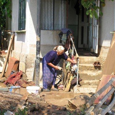 Хората продължават с почистването и поправката на домовете в Цар Калоян