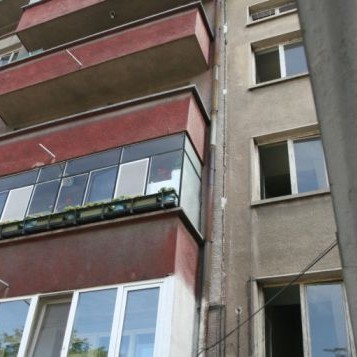 Пукнатината е вертикална от първия до последния етаж на блока