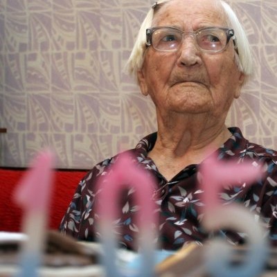 Баба Велика пред тортата за 105-годишния си рожден ден