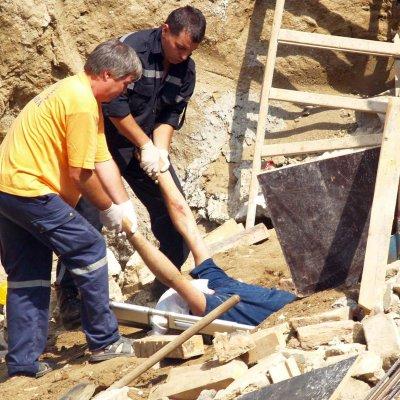 Стената е затрупала краката на 57-годишния работник на строежа във Варна