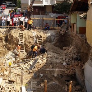 Строежът гробница във Варна, където рухната стена уби един работник, а друг рани