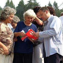 Стотици привърженици на БСП се събраха на Бузлуджа