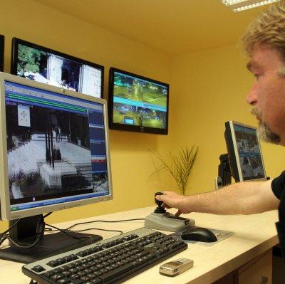 Оператори следят мониторите които предават картина от възлови точки във Варна