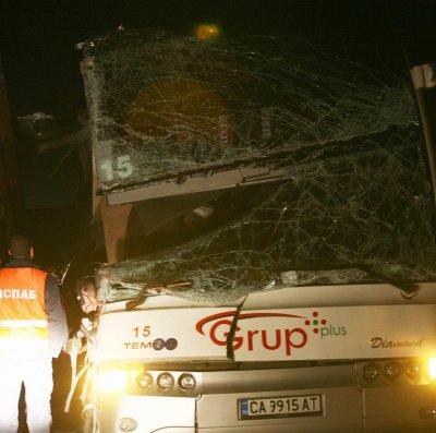 Автобусът се е врязал в аварил микробус край Шумен при разклона за Каспичан