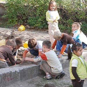 В детска градина в Хасково лелки гледат децата, а учителките стачкуват
