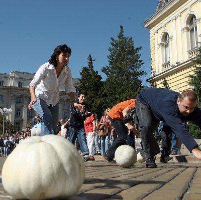 Състезание по търкаляне на тикви под надслов  Да отъркаляме безпросветността