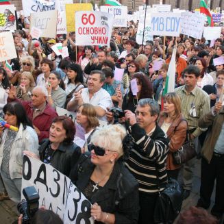 Втори ден хиляди учители на митинг пред бившия Партиен дом