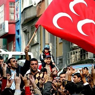 Хиляди се събраха в Истанбул на протест срещу решението на кабинета да унищожи базите на ПКК в Ирак