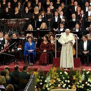 Папата поздравява участниците в концерта