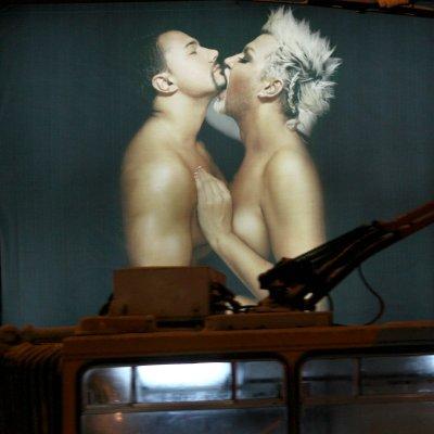 Азис и Китаеца в страстна хомосексуална сцена на билборд