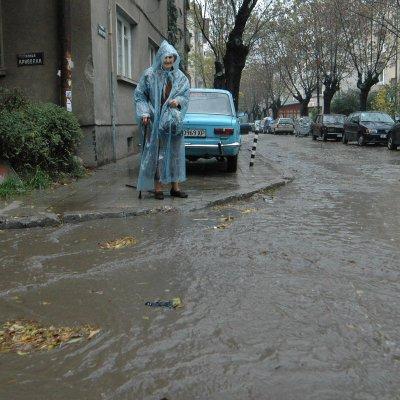 Залята от дъжда софийска улица