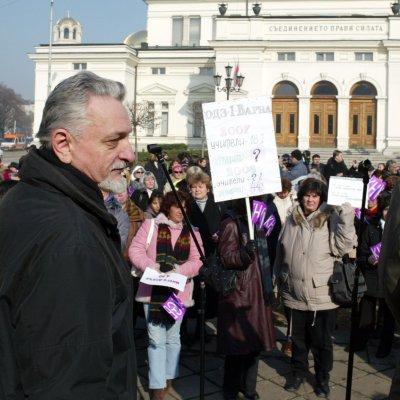Говорителят на ЕНСК Николай Николов на третия учителски митинг пред НС