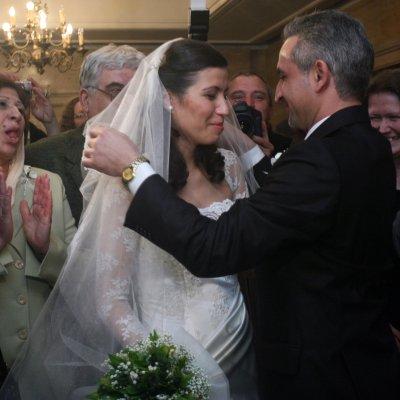 Младоженецът Ашраф целува любимата си Оля след сключения граждански брак
