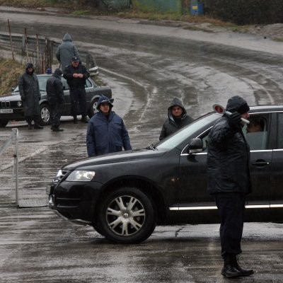 Малко преди камионите на  Чистота  да тръгнат към сметището в Суходол пристигнаха много полицаи, които отцепиха пътищата, водещи до депото