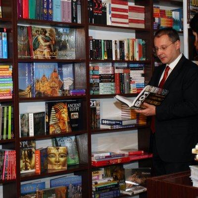 Премиерът Сергей Станишев на обиколка из щандовете на книгата на книгата в НДК