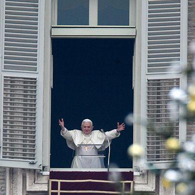 Папата поздравява мнозинството след произнасяне на речта