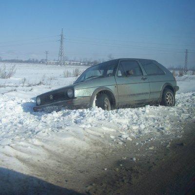 Засъсани в снега край Петолъчката автомобили се плячкосват от мародери